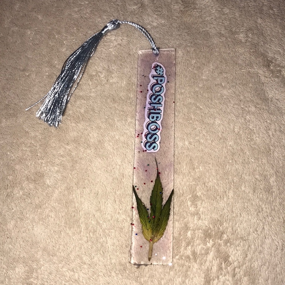 Custom epoxy resin bookmark #poshboss New with my favorite leaf 🍁